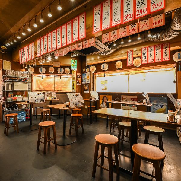 当店は気軽に入れるアットホームな雰囲気が自慢です。カウンター席やテーブル席があり、会社帰りの一杯やプチ宴会、貸切利用も歓迎します。お一人様でもフラっと立ち寄りやすく、誰でもリラックスして楽しめる空間をご提供しています。