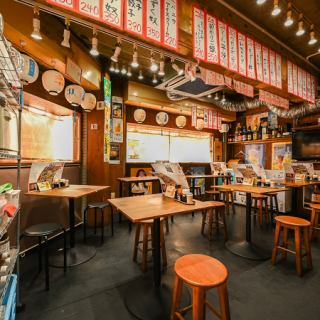 【会話を楽しむお席】テーブル席は友人や家族との会話を楽しむのにぴったり。美味しい餃子と共に楽しい時間を過ごせます。