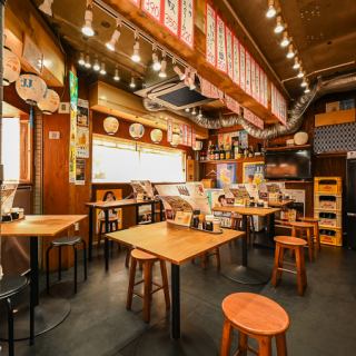 【地元のご友人との時間に】地元の友人との集まりに最適なテーブル席をご用意。選べる鉄板餃子をシェアしながら、リラックスしたひとときをお楽しみください。