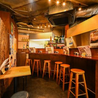 【仕事帰りのサク飲み】仕事帰りにサクッと寄れるカウンター席は、気軽に一杯楽しむのに最適。美味しい餃子とお酒でリフレッシュしましょう。