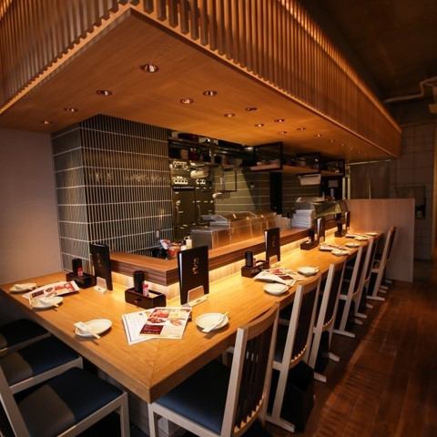 A calm atmosphere at the counter. . .The yakitori grilled one by one in front of you is exquisite.