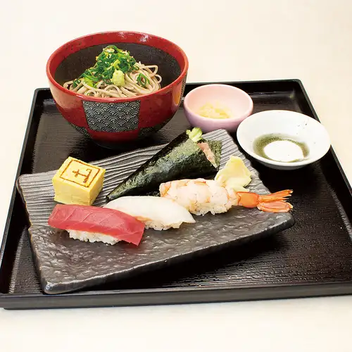 《温/冷》かけ蕎麦(小)と鮨セット