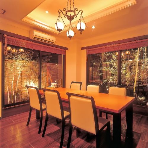 It is a private room table seat with a view of the garden.* The photo is an affiliated store
