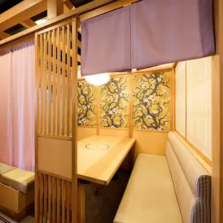 我们的餐厅非常适合各种场合，从休闲午餐到追悼会、商务招待、公司聚会，再到与朋友的女生之夜。我们也接待小型团体，欢迎随时联系我们了解更多信息。