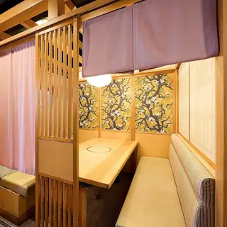 我们的餐厅非常适合各种场合，从休闲午餐到追悼会、商务招待、公司聚会，再到与朋友的女生之夜。我们也接待小型团体，欢迎随时联系我们了解更多信息。