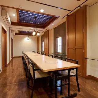 【餐桌】适用于各种场合，从休闲午餐到追悼会、商务会议、公司聚会以及与朋友的女生之夜。我们也接待小型团体，欢迎随时联系我们了解更多信息。