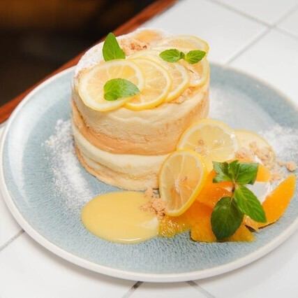 季節フルーツの溢れるチーズパンケーキ