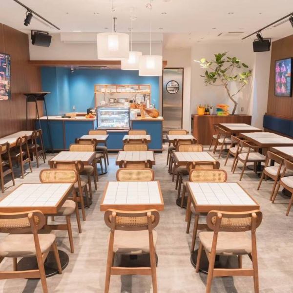 カフェタイムは明るくPOPな空間で女子会やママ会におすすめ☆大型犬のワンちゃんもOKなテラス席から、人数によってレイアウトも変更可能なテーブル席まで◎テラス席は10席、店内は40席ご用意しております。一部店内ではワンちゃんと一緒にお食事が楽しめます。大切なワンちゃんと一緒にゆったりとお寛ぎください♪