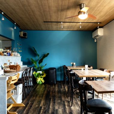 ナチュラルテイストのカフェスペースでは、ゆったりとした空間で食事が楽しめます。自慢のピタパンサンドを目当てに連日お客様で賑わっております♪