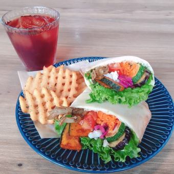 Set of 2 pieces of pita bread sandwich, fries and drink! 1000 yen