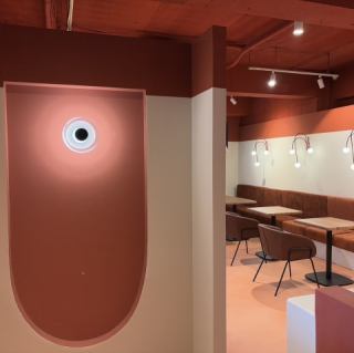 The relaxed atmosphere is appealing and you can enjoy your drink at your leisure.You can enjoy a chat with the staff while sipping on a specially made drink.Perfect for when you want to spend some quiet time alone or chat with friends.Enjoy a wonderful time in a comfortable space!