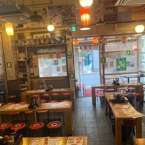 少人数から大人数まで、どんなシーンにもぴったりのテーブル席をご用意！友達や家族と楽しい時間を過ごしませんか？居心地の良い空間で、心温まるひとときをお楽しみください♪