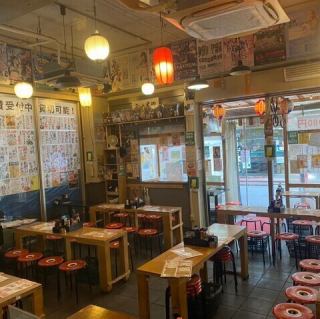 少人数から大人数まで、様々なシーンに対応したお席をご用意♪くつろげる空間で、大切なひとときをお楽しみください！お友達や家族と一緒に、素敵な思い出を作りましょう◎