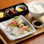 什錦生魚片和五顏六色的配菜