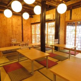 The tatami room on the second floor has an open window that overlooks the streets of Ekinishi.You can enjoy the expression of Ekinishi that changes over time from the time when the sun shines to the time when the night lights shine.