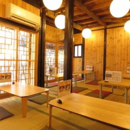 The second-floor tatami room with impressive lattice windows.Everyone loves tatami mats.The lighting outside is beautiful.