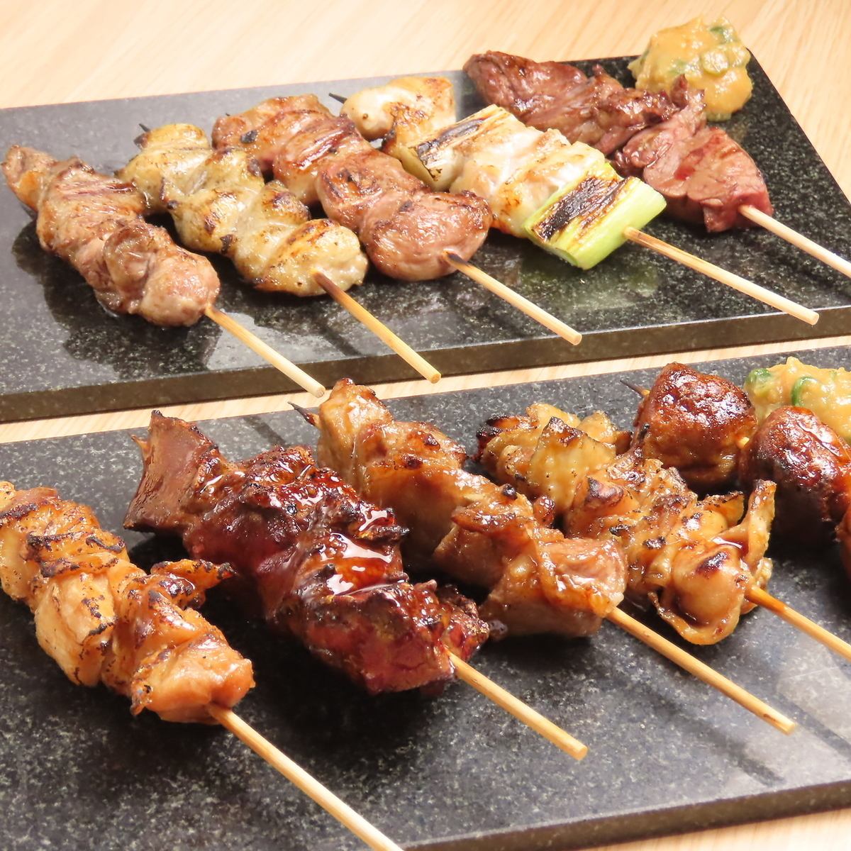 国産鶏の焼き鳥は店内で焼き上げます。お酒がすすみます♪