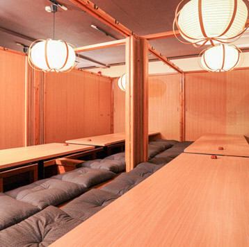 団体様に向けた完全個室の広々としたお部屋をご用意！最大99名まで対応可能なので、大人数の宴会や歓送迎会、記念日などに最適です♪落ち着いた和のテイストが感じられる空間は一体感を演出し、宴会の雰囲気をより盛り上げます★また、お食事と会話を楽しむための上質なプライベート空間で、心豊かな時間をお過ごしください