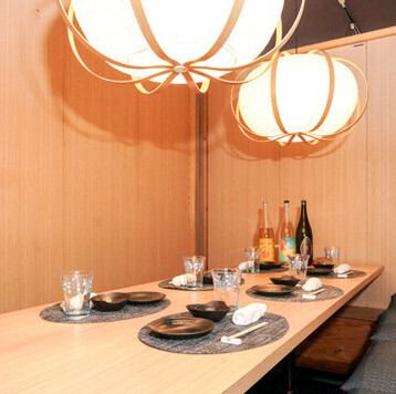 店内は和の趣を大切にしながらも、モダンなデザインを取り入れたスタイリッシュな空間です☆駅からのアクセスも良好で、普段のお食事から特別な日にまで幅広く利用可能！さらに、完全個室でプライバシーを重視した造りが魅力的♪快適に過ごせるよう、心を配ったサービスをご提供しています◎
