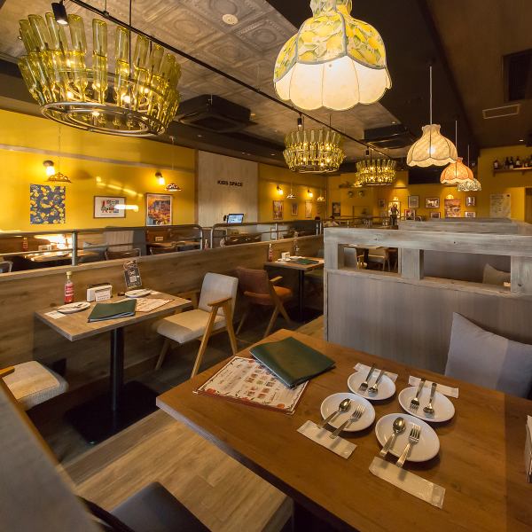 【開放的な店内◆】ゆったり落ち着きながらお食事を堪能できる店内。お席は、ご家族連れや女子会などにぴったりな開放的なテーブル席、調理風景を見ながら大切な方とのデートに最適なカウンター席をそれぞれご用意しております。ご要望に合わせてお席も可能な限りご案内いたしますのでお気軽にお申し付けください