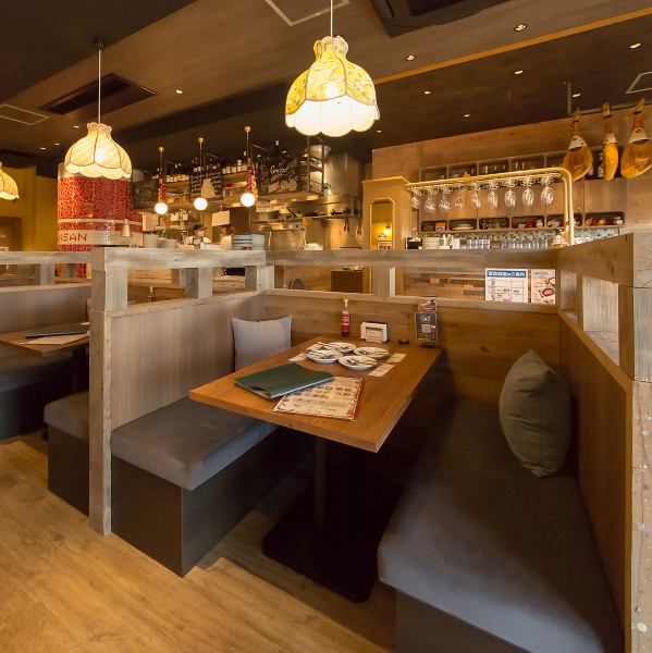 【家族と楽しむ本格イタリア料理◆】昼の賑やかな雰囲気とお子様連れOKのイタリアンレストラン。夜にはエレガントな雰囲気が漂うイタリアンバルが登場。女子会や会社の集まりにも最適な空間。家族での楽しいランチタイムから大人の夜のひとときまで様々なシーンに対応可能。心地よいサービスと本格的なイタリアン料理が魅力