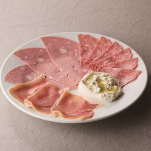 ブラータチーズとサラミ盛り