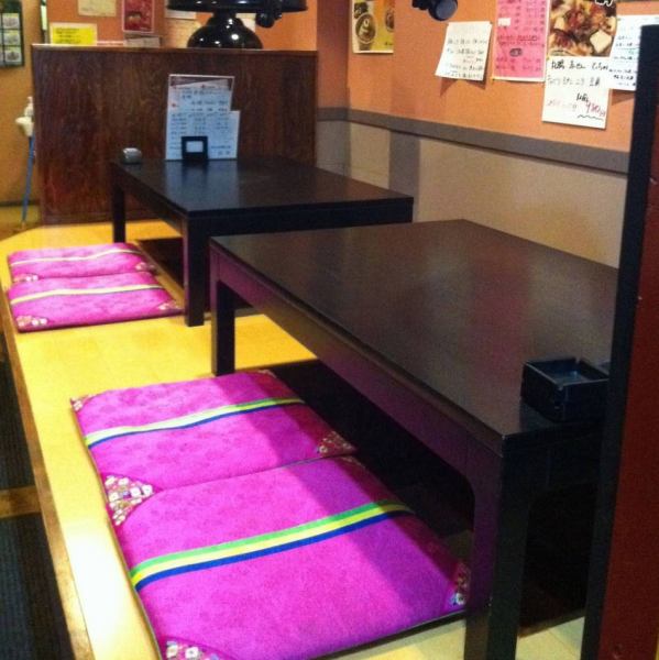 [可容納2至4人的餐桌椅]我們還有大量的餐桌椅，您可以私下使用家人，同事和朋友的♪享用精美的烤肉和韓國料理！
