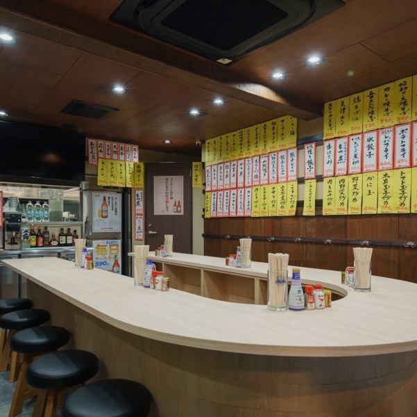 お一人様から複数人の宴会まで、幅広い用途に合わせてご利用いただける当店。いつでも活気と笑顔にあふれ、気軽に楽しめる店づくりを心がけております。おひとりでのご来店から、友人や家族とのリラックスした時間、または会社の懇親会やパーティーなど、様々なシーンに対応いたします。お気軽にお立ち寄りください♪