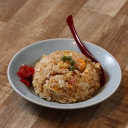 Fried rice (with red Fukujin pickles)