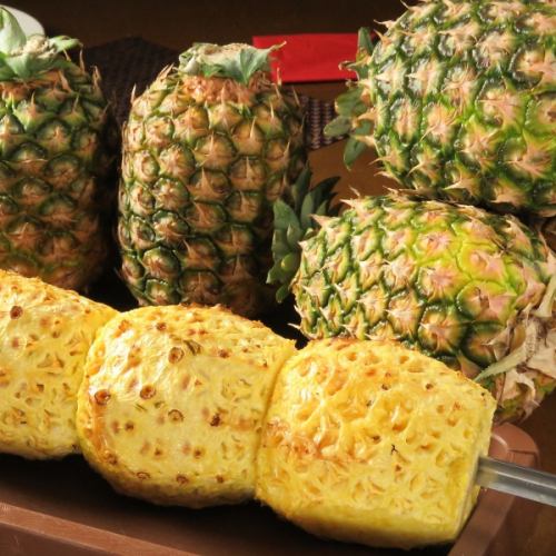 烤菠萝（abakashi）也很受欢迎◆新鲜烤的菠萝带出它的甜味和香气♪