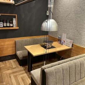 コースメニューは、黒毛和牛4等級以上のお肉を使用した全11品の特別コース（5,500円）があり、クーポン利用で5,000円に。また、ネギ塩タンやハラミなどを含む全14品の「人気メニュー満喫コース」（6,600円）や、特選焼肉を楽しめる全15品のコース（7,700円）など、多彩なプランが用意されています。