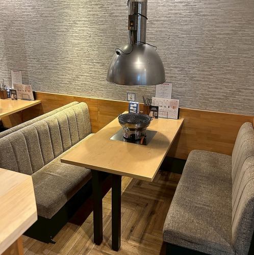 熊本市中央区上通町に位置する「焼肉七夕」は、厳選された黒毛和牛や熊本あか牛、神戸太田牛、熊本馬刺しなど、上質なお肉を一枚ずつ丁寧に手切りで提供する焼肉店です。店内は全席半個室で、落ち着いた雰囲気の中、プライベートな時間をお楽しみいただけます。デートや記念日、接待など、さまざまなシーンに最適です