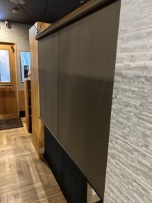 用卷帘隔开的私人空间。您可以安心地享用美食,而不必担心周围人的目光。