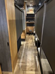 用卷帘隔开的私人空间。您可以安心地享用美食,而不必担心周围人的目光。