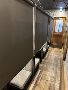 用卷帘隔开的私人空间。您可以安心地享用美食,而不必担心周围人的目光。