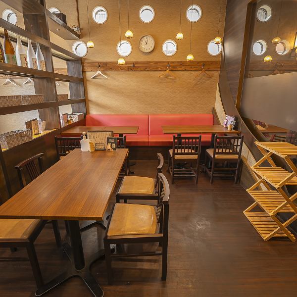 喫茶店のような明るい暖色系の照明が包み込む開放的な空間。従来の居酒屋のイメージを覆す、清潔感あふれる広々とした店内で、ゆったりと落ち着いてお食事を楽しめます。ご家族連れやデート、お仕事帰りなど、どんなシーンでも日常の忙しさを忘れてリラックスできる、至福のひとときをご提供いたします。