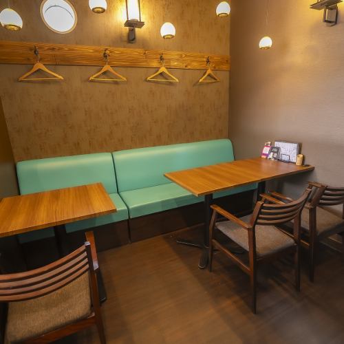 <p>プライバシーに配慮した2名用と4名用の完全個室を計2部屋完備。禁煙のため、小さなお子様連れのご家族も煙を気にせず安心してお食事をお楽しみいただけます。落ち着いた雰囲気の個室は、記念日や大切な方との語らいにも最適。周囲に気兼ねなく、美味しい料理を囲みながら家族団らんのひとときをお過ごしください。</p>