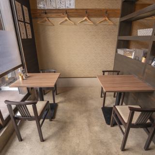 ご要望に合わせて、柔軟性をアピールしつつ60文字以内にまとめました。2名様用テーブルは、人数に合わせてレイアウト変更が可能!少人数のデートからグループ利用まで、幅広く対応いたします。