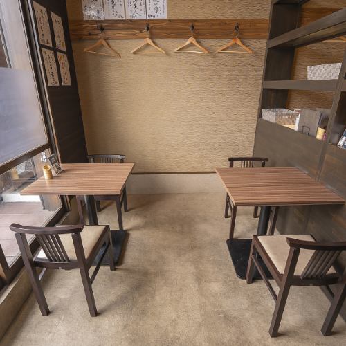 ご要望に合わせて、柔軟性をアピールしつつ60文字以内にまとめました。2名様用テーブルは、人数に合わせてレイアウト変更が可能!少人数のデートからグループ利用まで、幅広く対応いたします。