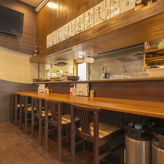 全7席のカウンターは、お一人様でも気兼ねなく過ごせる特等席。調理のライブ感を間近で楽しみながら、自分だけの贅沢なひとときを。仕事帰りの一杯はもちろん、日常を忘れてゆっくりと自分を癒やすご褒美タイムにも最適です。スタッフとの程よい距離感も心地よく、初めての方でも安心して寛げる空間をご用意しております。