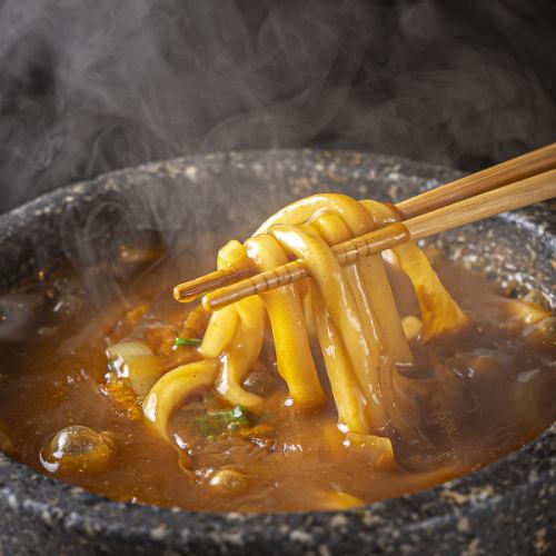 鶏出汁の旨味溢れる!旨辛石焼きカレーうどん~〆はオーブン焼きチーズリゾットで味わい尽くす~