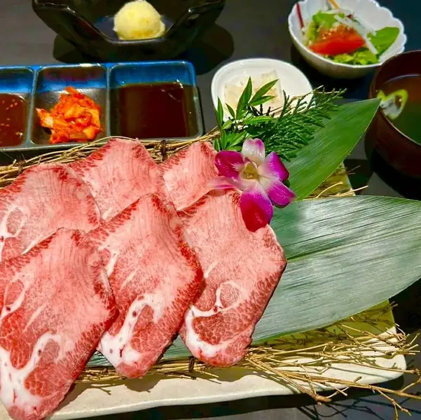 【浅草でおすすめの焼肉ランチ】浅草でランチをするなら、ぜひ"昊授苑(こうじゅえん)"へお越しください。お得なランチセットをご用意しております。駅から近いので、浅草観光の帰り道や、浅草ランチ、浅草デートにぴったりのお店です。