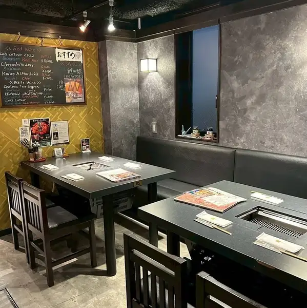 【浅草駅A4出口すぐ】和モダンな雰囲気がお洒落な店内で、鮮度抜群のホルモンや焼肉をお楽しみいただけます。当店は全席無煙ロースターを設置しており、匂いを気にせず焼肉をお楽しみいただけます。