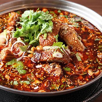 【不動の人気】旨辛スープと具材の旨味が絡み合う四川火鍋と香ばしい皮と肉汁溢れる絶品北京ダック