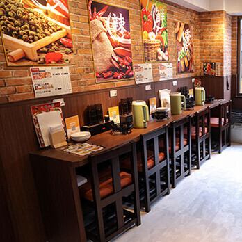 御徒町駅から徒歩2分とアクセス抜群の当店は、一歩足を踏み入れると中国を感じさせる異国情緒が漂う空間です。本場さながらの賑わいがありながら、落ち着いて食事ができる雰囲気を兼ね備えています。カジュアルながらも非日常感のある店内で、本格四川中華の旅をお楽しみください。