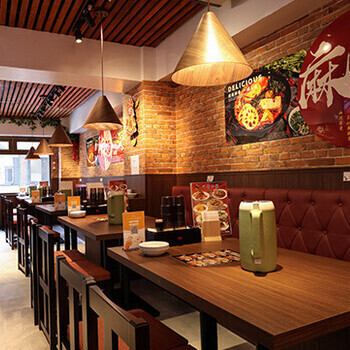 店内には、お一人様やサク飲みにも便利なカウンター席が10席、テーブル席が24席ございます。テーブルはアレンジが可能で、少人数でのご利用から、最大34名様までの大人数の宴会にも対応できます。幅広いシーンでご利用いただけるよう、様々なニーズに対応した座席をご用意しております。