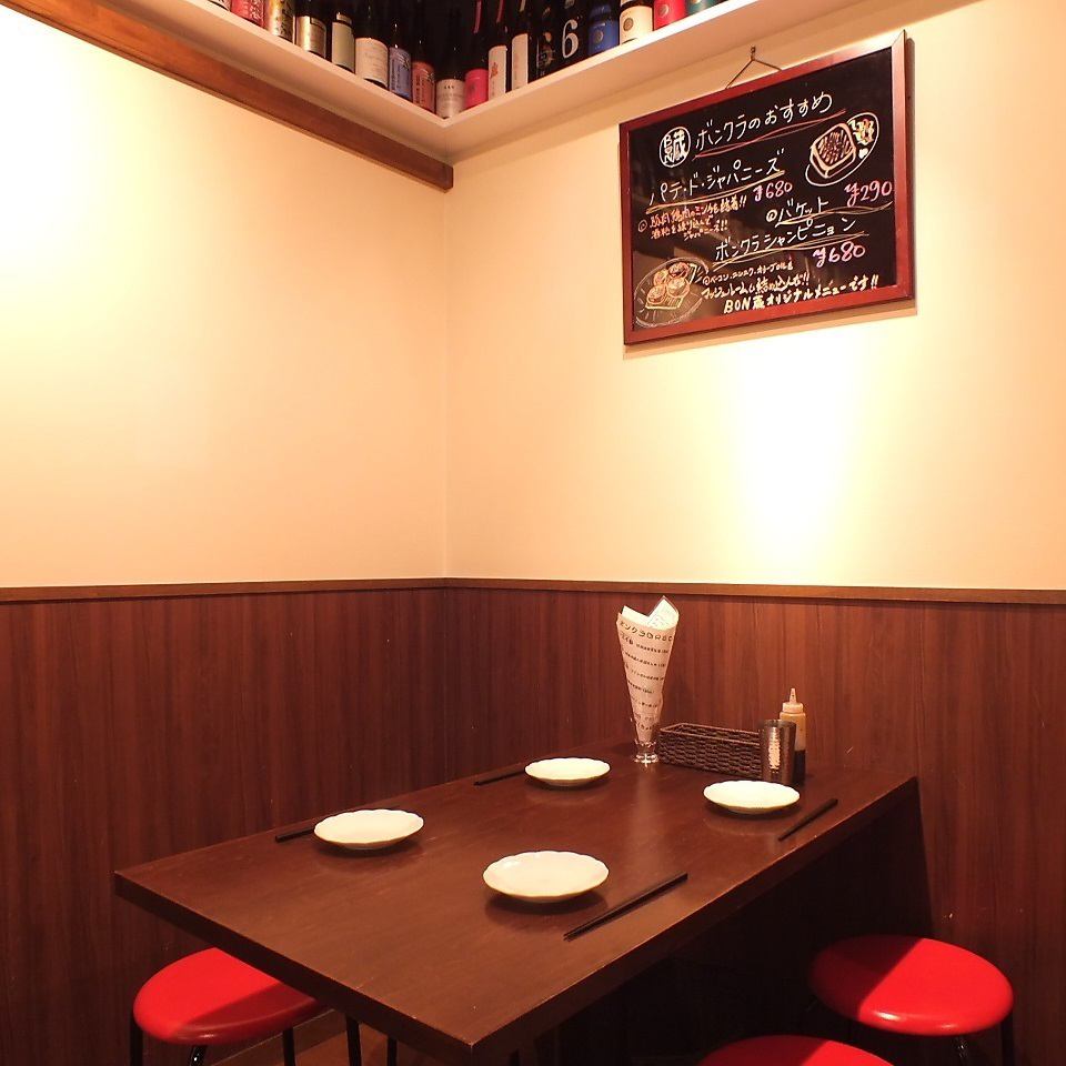 Many customers use the table seats for dates.