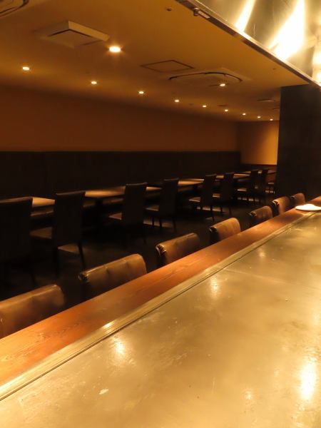 【お一人様も大歓迎】当店では、お一人様でも気軽にお楽しみいただける雰囲気を大切にしています。鉄板の上でジュージューと音を立てながら焼き上げられるお好み焼きは、一人でも楽しめる贅沢なひとときを演出。鉄板焼きやおつまみもご用意しており、お好みに合わせてお選びいただけます。お酒と一緒にお愉しみください。
