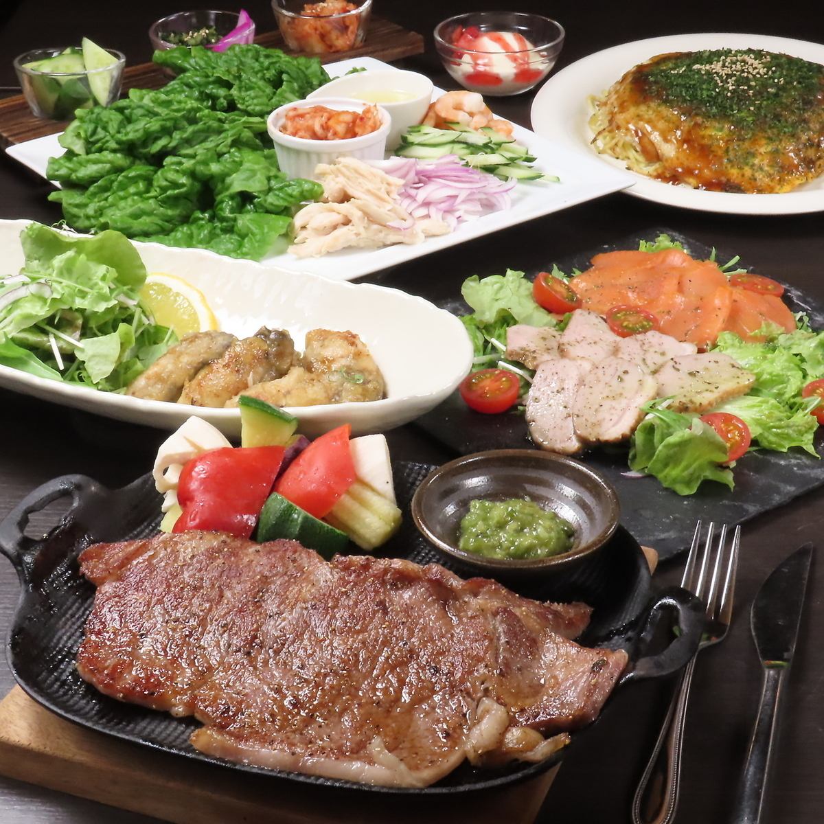 おおきな鉄板を完備しているので目の前で料理が楽しめるかも！