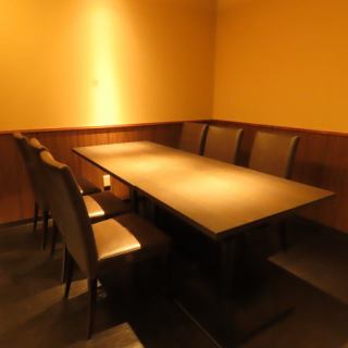 【提供各种桌席】 备有4人座和6人座的桌席,推荐团体用餐。